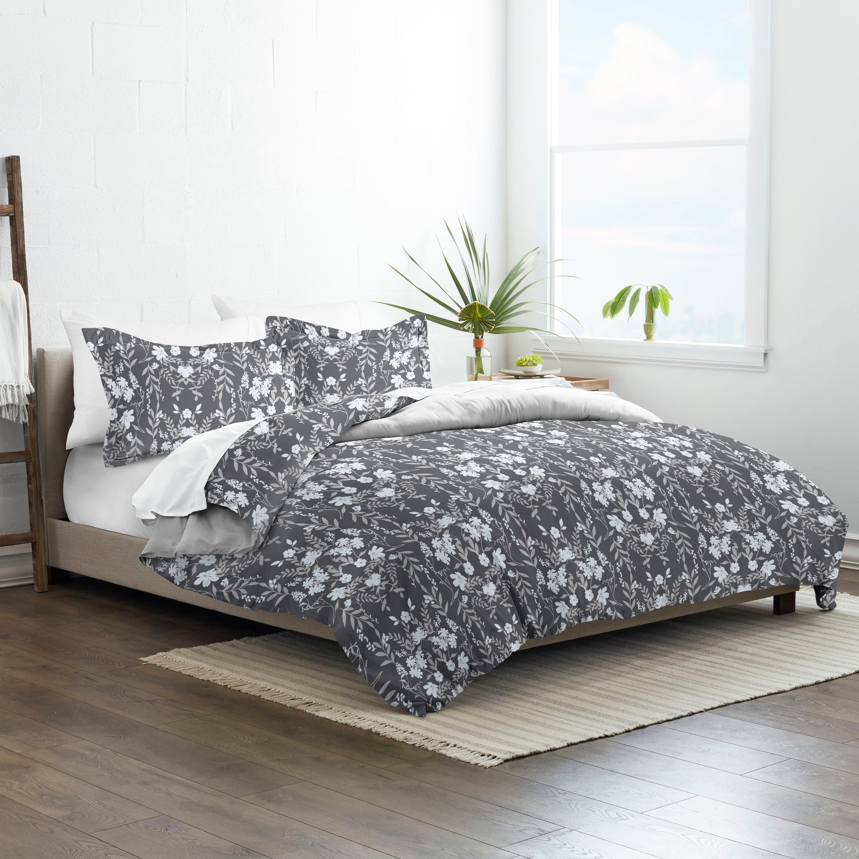 Noble Linens Black Reversible Secret Garden Print 3-Piece Duvet Cover Set, King/CalKing