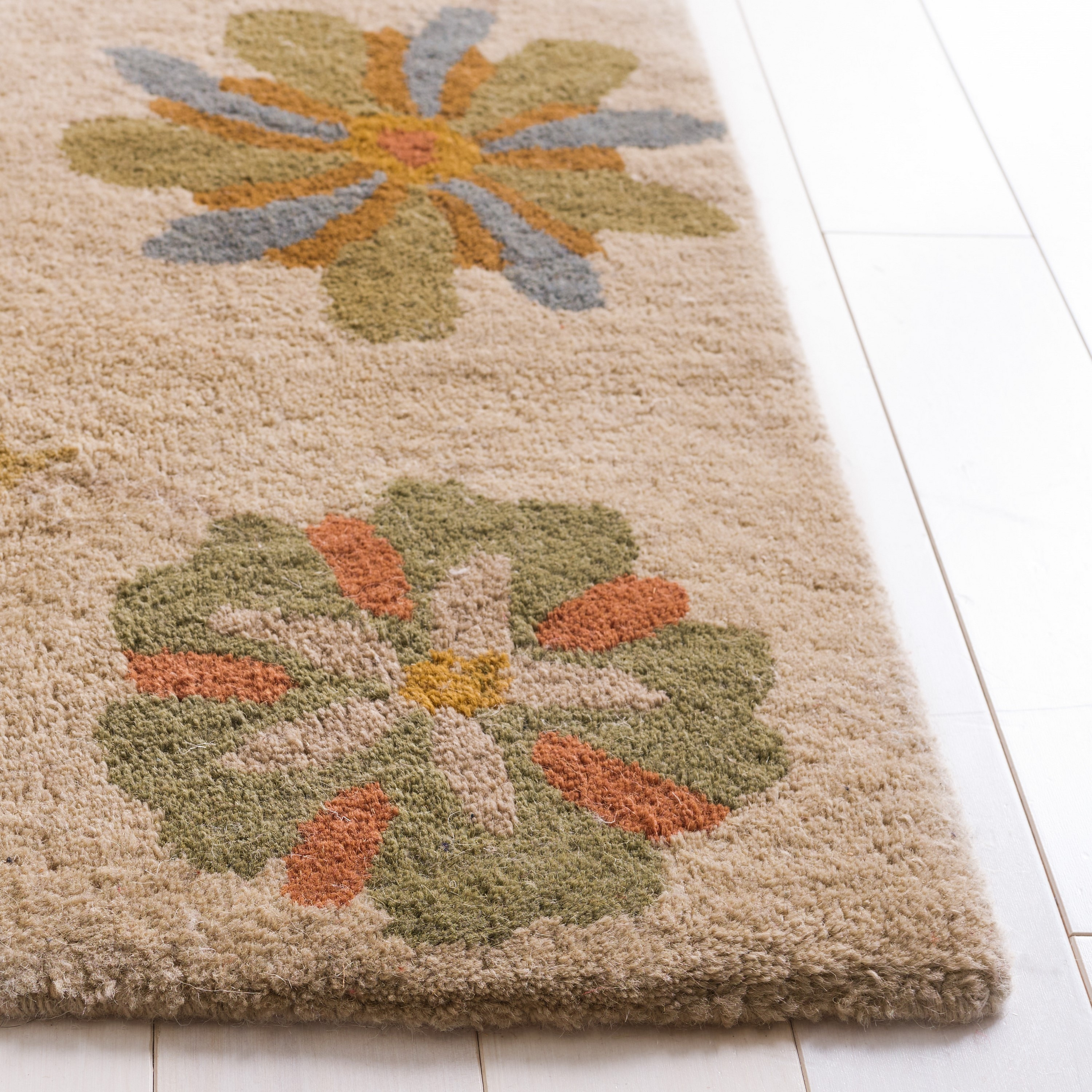 SAFAVIEH Soho Peronel Floral Wool Area Rug, Ivory/Sage, 3'6" x 5'6"