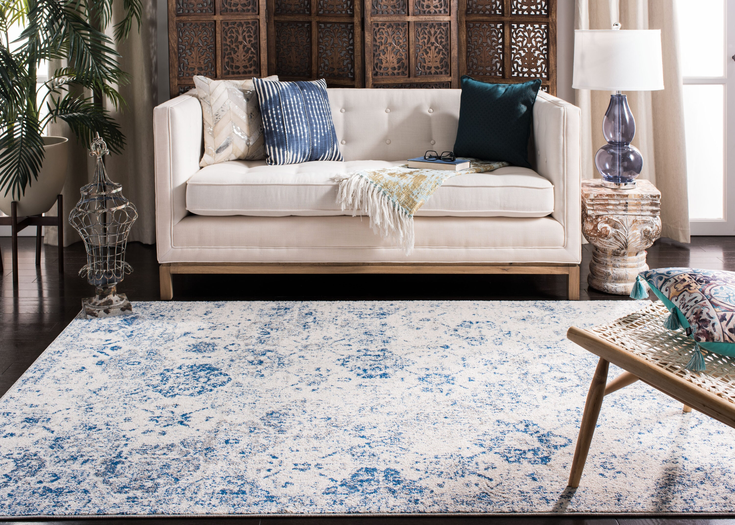 SAFAVIEH Madison Judith Distressed Area Rug, White/Royal Blue, 10' x 14'