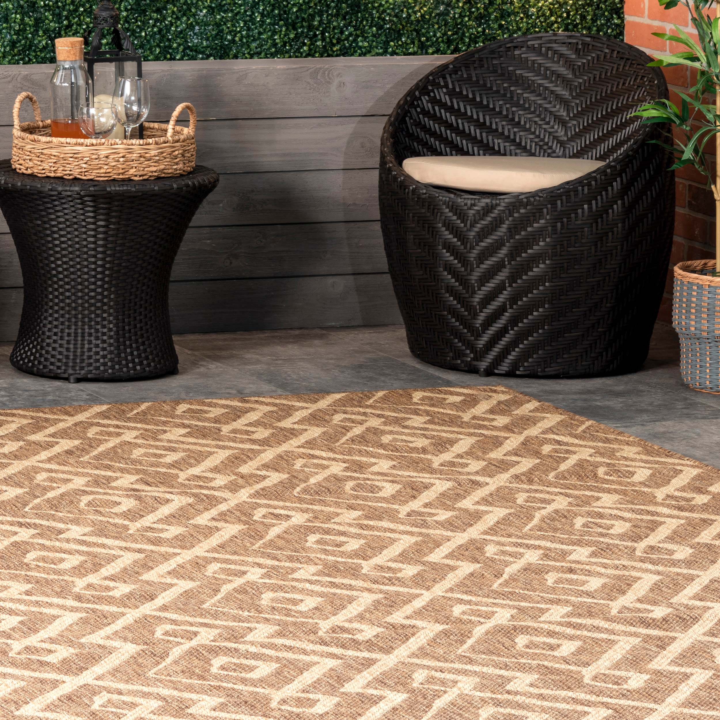 Beige Square Trellis Easy-Care Synthetic Indoor/Outdoor Rug, 4' x 6'