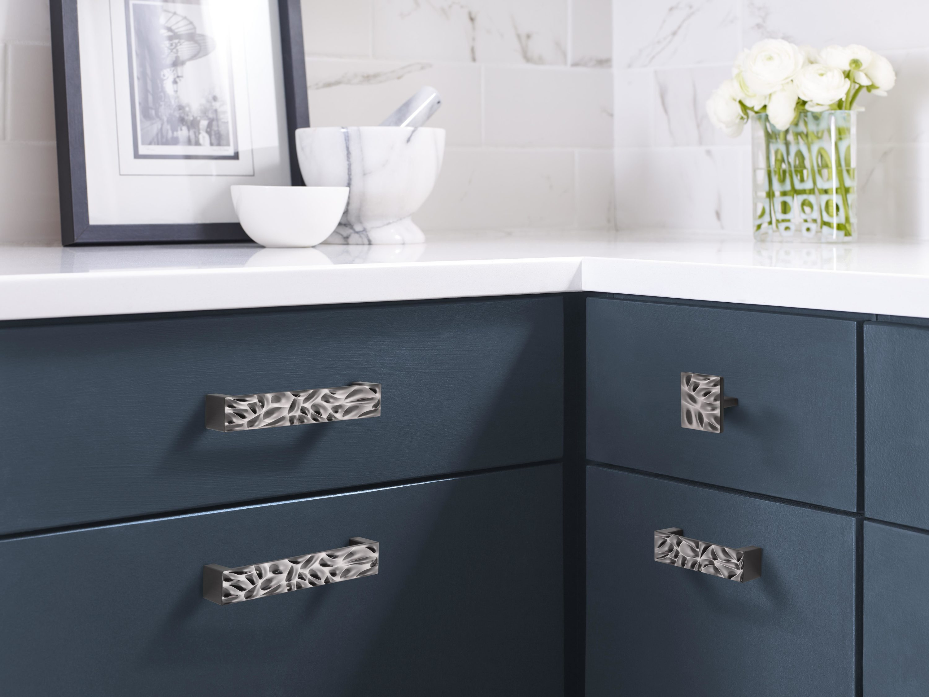 Calathea 7'' Black Chrome Textured Cabinet Pull Bar