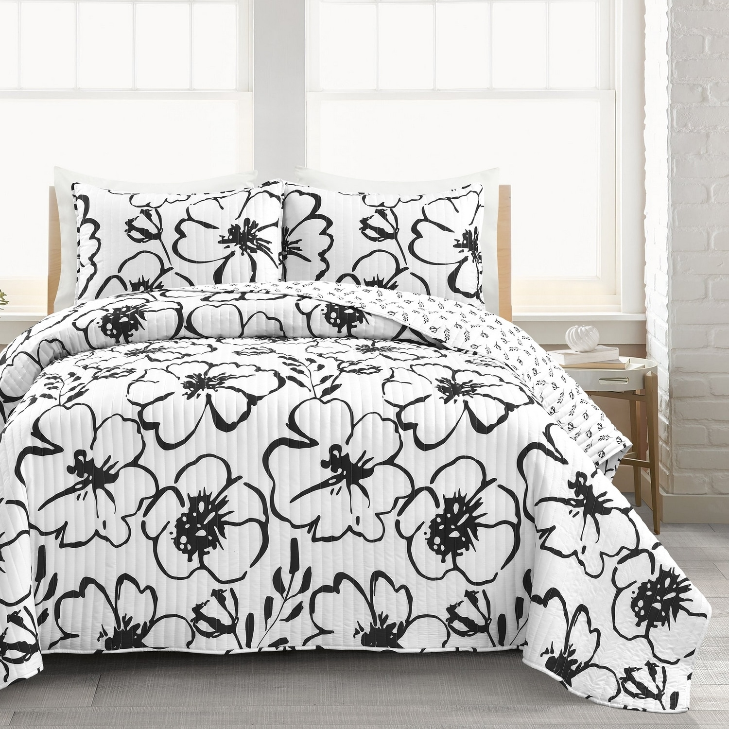King Black and White Reversible Microfiber Quilt Set