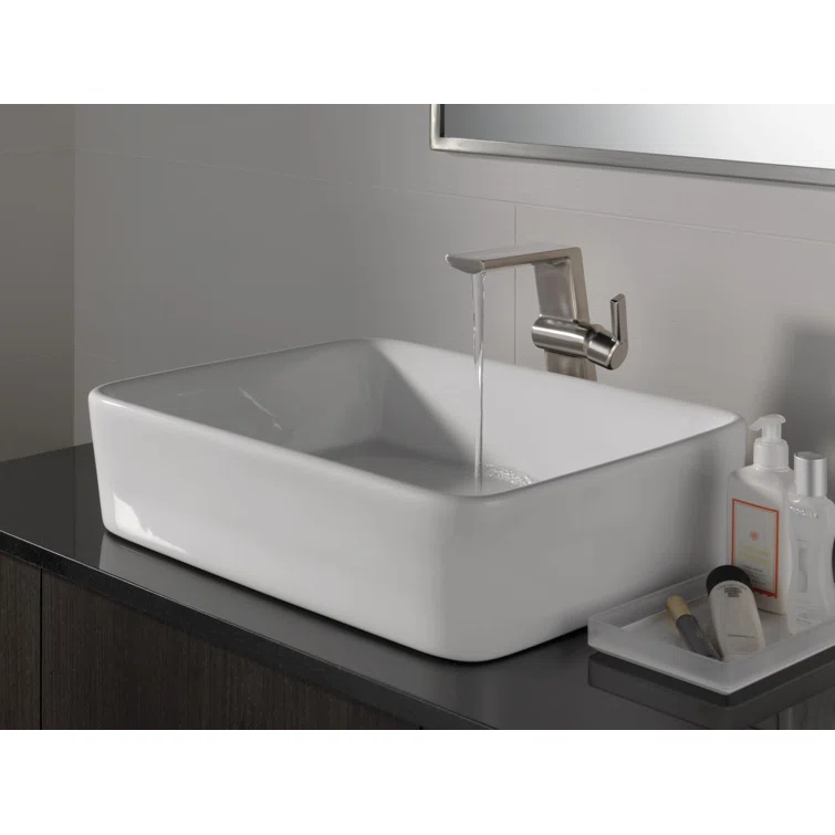 Pivotal Single Hole Bathroom Faucet with Drain Assembly and Diamond™ Seal Technology
