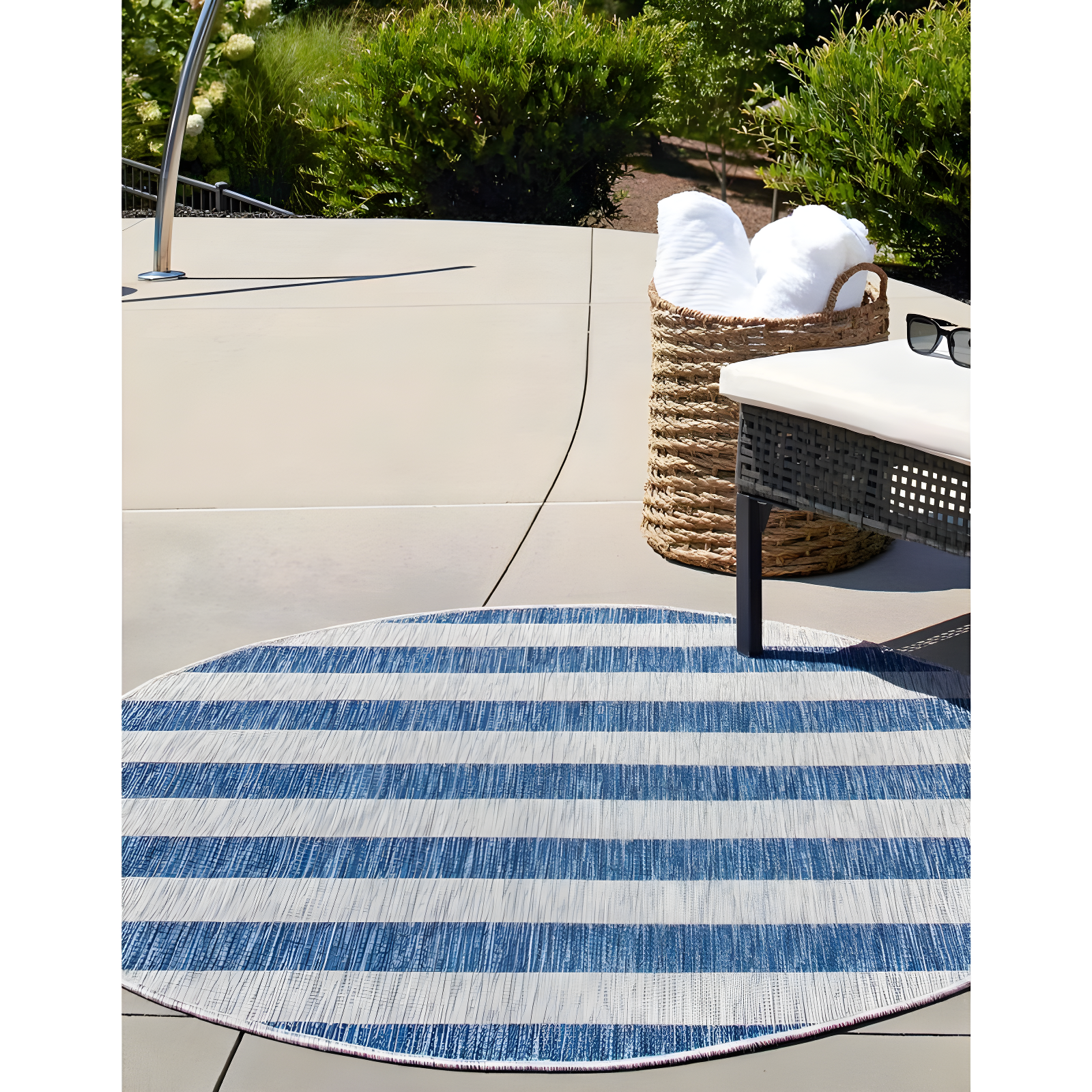 Unique Loom 4' 1 x 4' 1 Round Indoor/Outdoor Striped Blue Area Rug