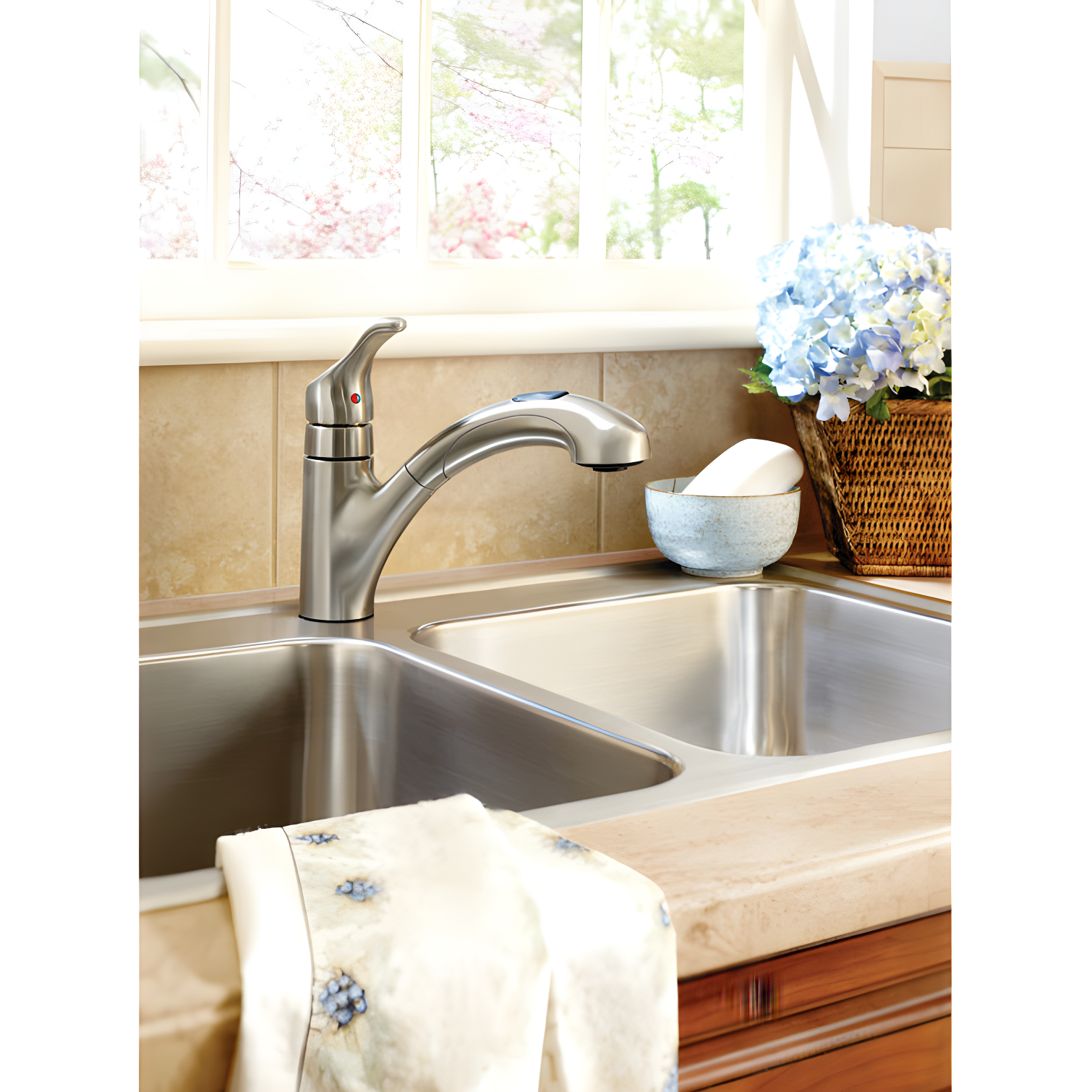 MOEN Renzo Spot Resist Stainless 9 in. H Pull Out Sprayer Kitchen Faucet with 360° Spout Swivel and PowerClean