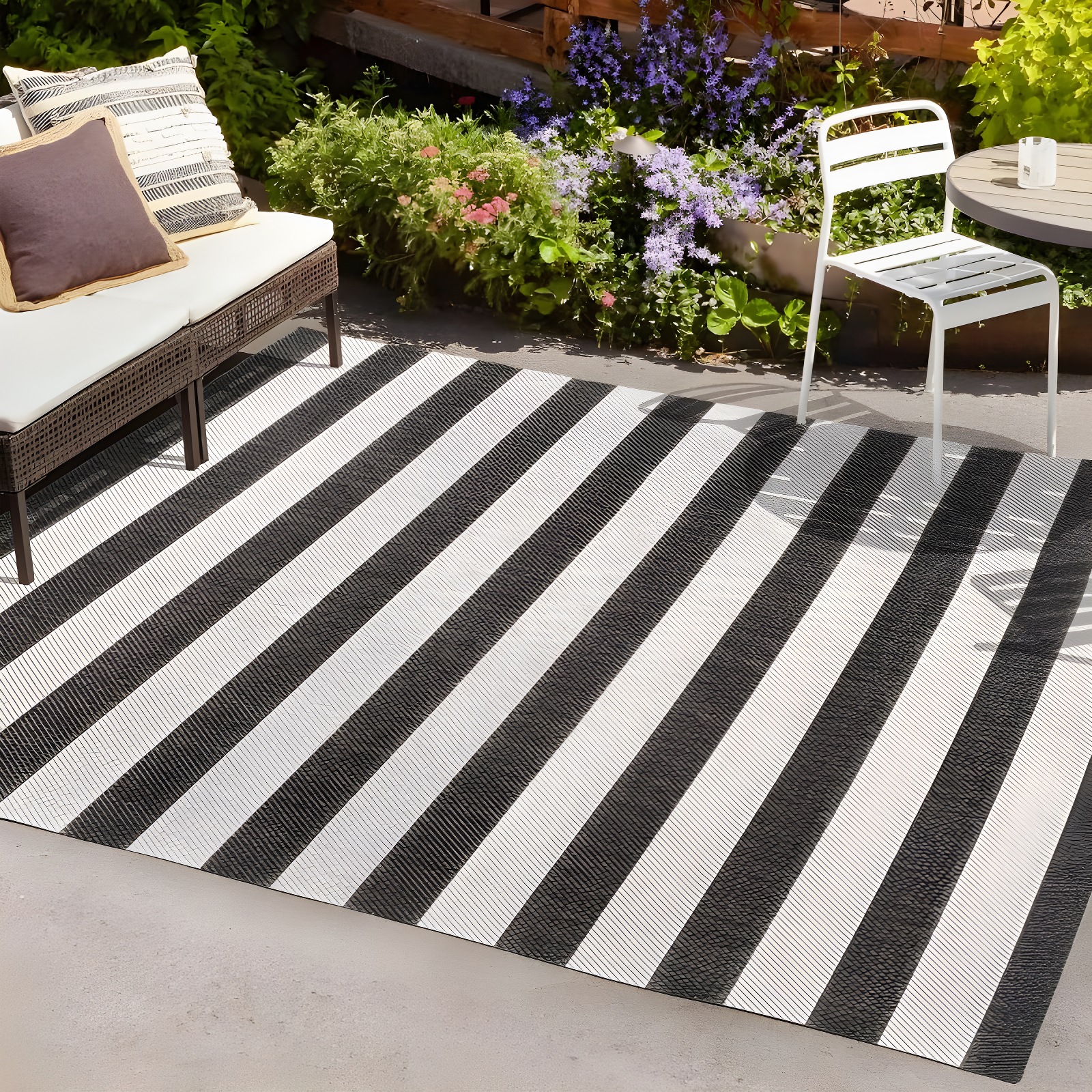 3' x 5' Negril Two-Tone Wide Stripe Indoor/Outdoor Area Rug, Black/Cream - JONATHAN Y