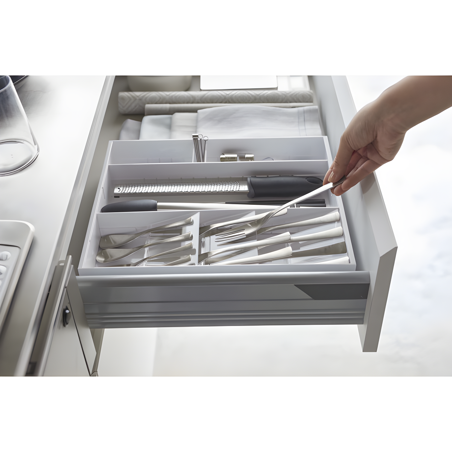 Yamazaki Home Expandable Cutlery Kitchen Utensils Storage Multi-Compartment Silverware Organizer