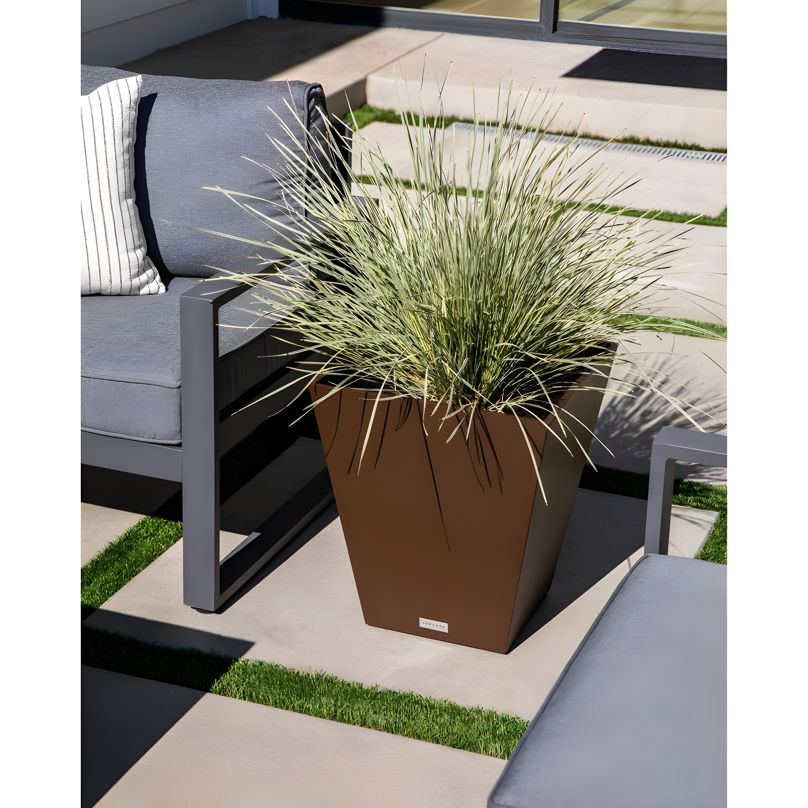 Veradek Pure Series Nobleton 22" Planter (Espresso, 22 inch)