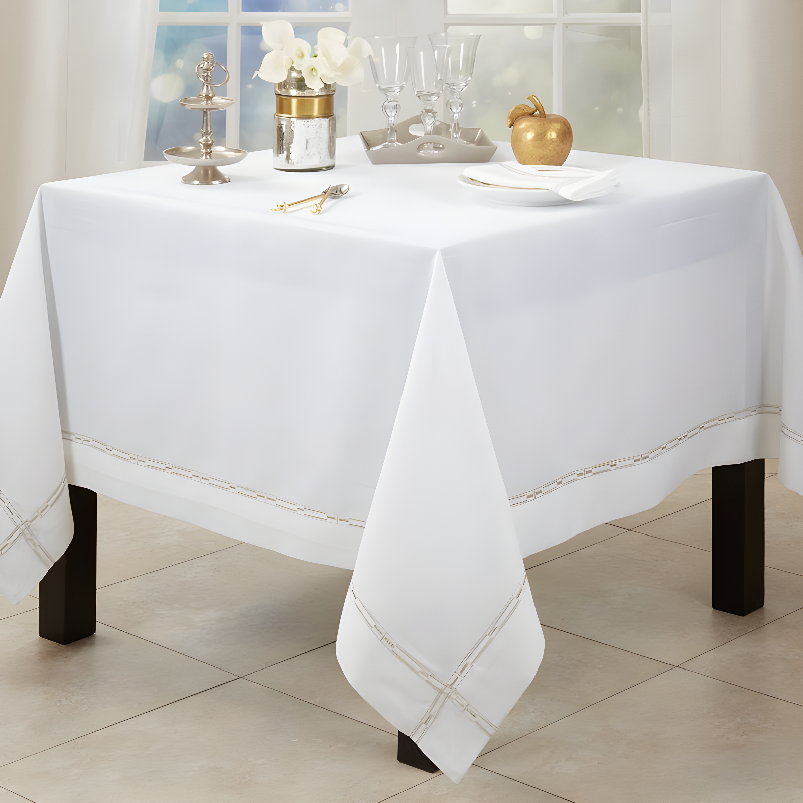Saro Lifestyle Luxurious Tablecloth with Intricate Embroidery, 72", Gold