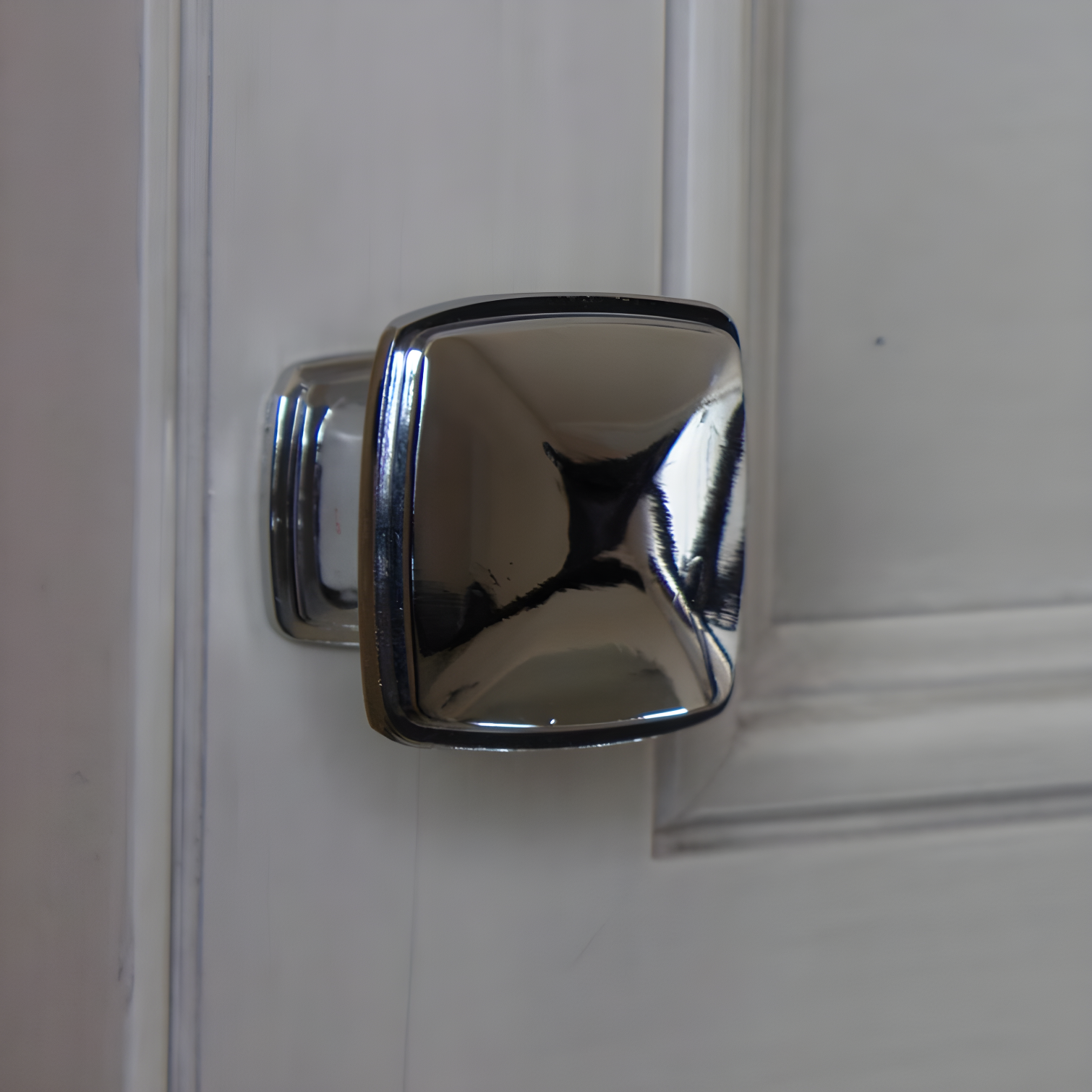 Deco 1 1/4" Length Square Knob