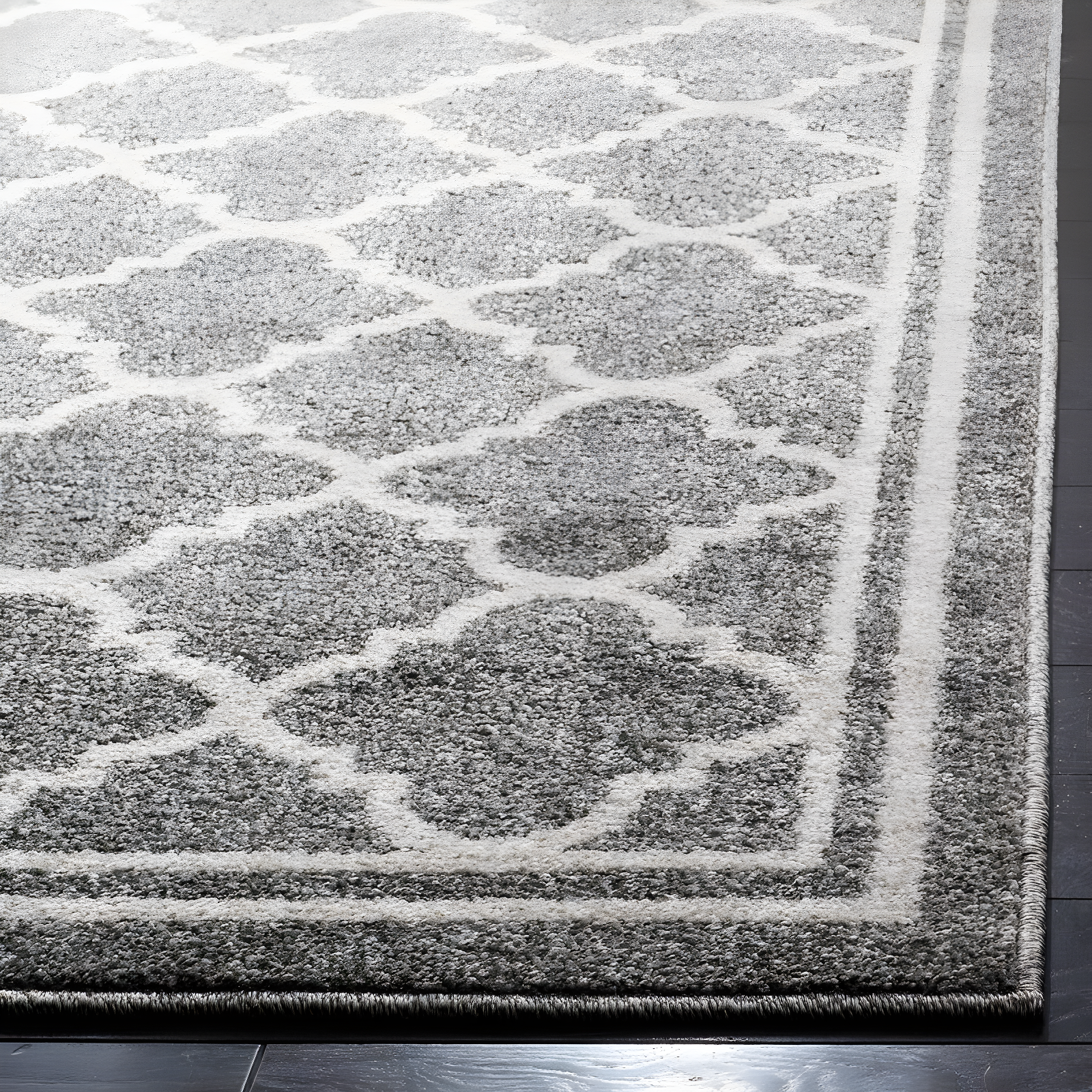 Amherst AMT422 Power Loomed Indoor Area Rug - Dark Grey/Beige - 4'x6' - Safavieh
