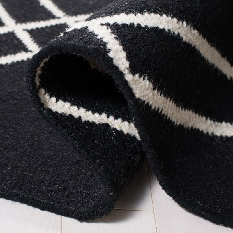 Dhurries DHU638 Hand Woven Accent Rug - Black/Ivory - 2'6"x4' - Safavieh.