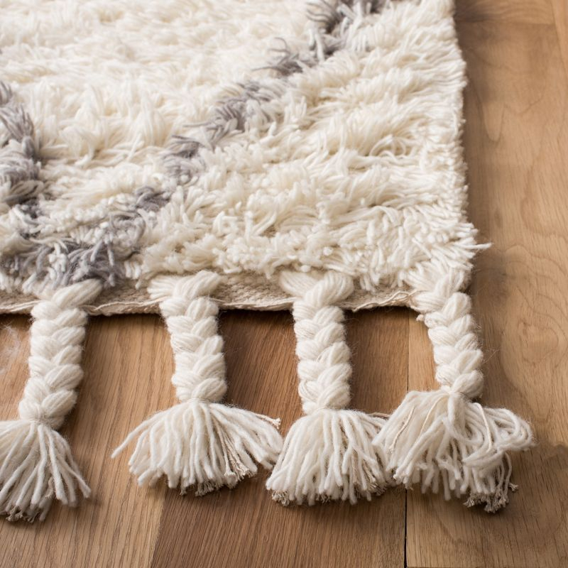 Casablanca CSB951 Hand Tufted Area Rug - Grey/Ivory - 6' X 9' - Safavieh.