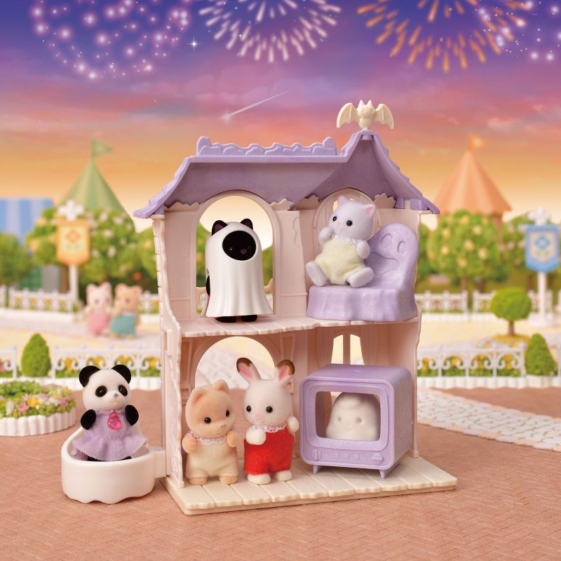 Calico Critters Spooky Surprise House, Dollhouse Playset with Collectible Doll Figure
