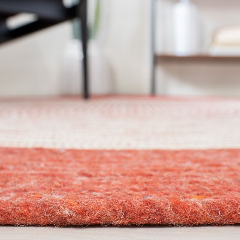 Braided BRD904 Hand Woven Indoor Area Rug - Red/Ivory - 4'x6' Oval - Safavieh