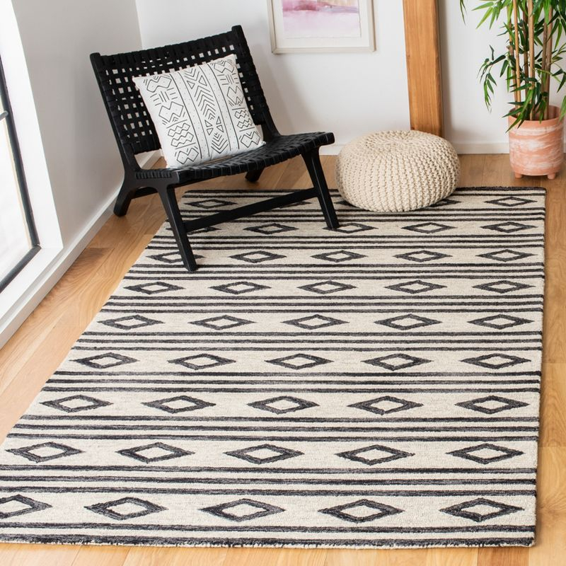 Micro-Loop MLP153 Hand Tufted Indoor Area Rug - Ivory/Charcoal - 4'x6' - Safavieh