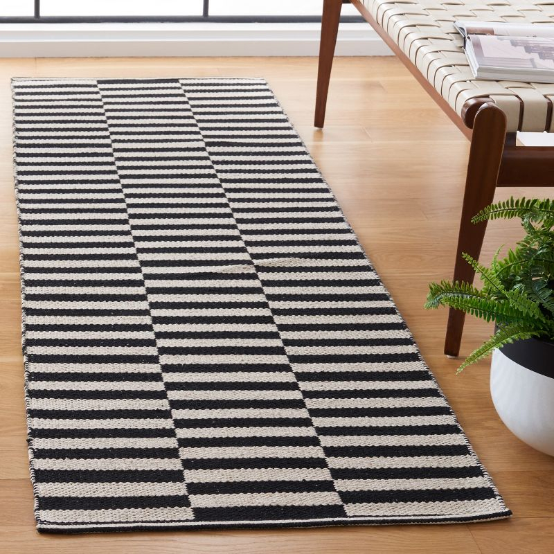 Montauk MTK715 Hand Woven Indoor Runner Rug - Ivory/Black - 2'3"x21' - Safavieh