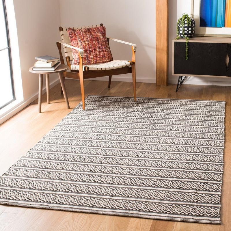 Montauk MTK341 Hand Woven Indoor Area Rug - Ivory/Black - 5'x8' - Safavieh.