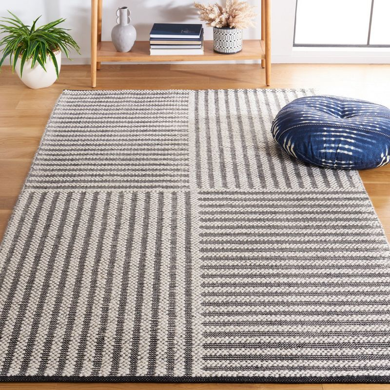Natura NAT227 Hand Woven Indoor Area Rug - Ivory/Black - 5'x8' - Safavieh