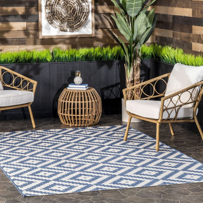 Nuloom Marybelle Geometric 5x8 Indoor/Outdoor Area Rug for Living Room Patio Deck Front Porch Kitchen, Blue/Ivory