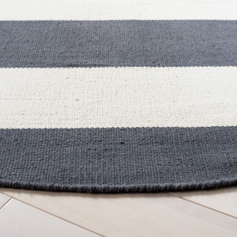 Montauk MTK712 Hand Woven Indoor Area Rug - Grey/Ivory - 6' Round - Safavieh