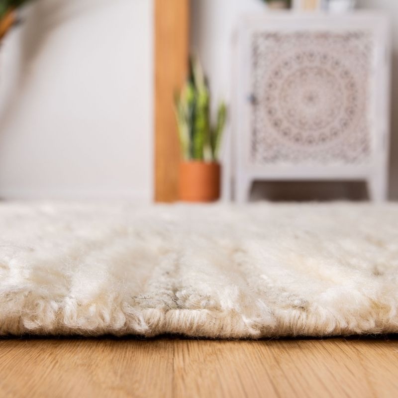 Manhattan MAN464 Hand Knotted Runner Rug - Ivory/Grey - 2'3"x8' - Safavieh.