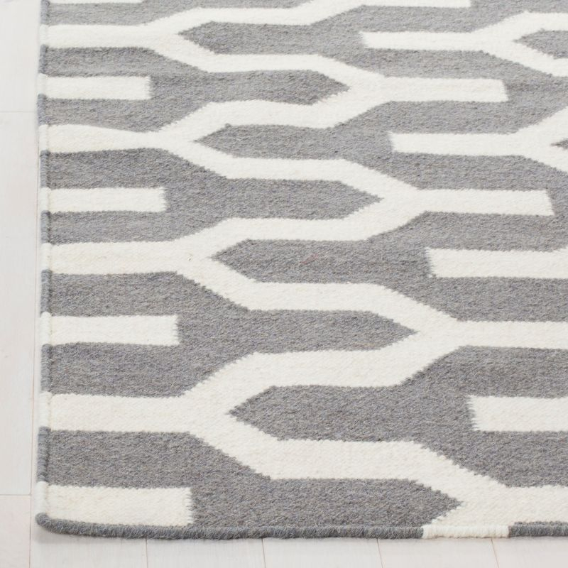 Dhurries DHU630 Hand Woven Area Rug - Silver/Ivory - 6'x9' - Safavieh.
