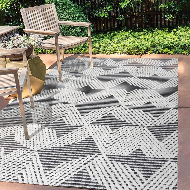 4'x6' Jazz High-Low Pile Art Deco Geometric Indoor/Outdoor Area Rug, Black/Ivory - JONATHAN Y