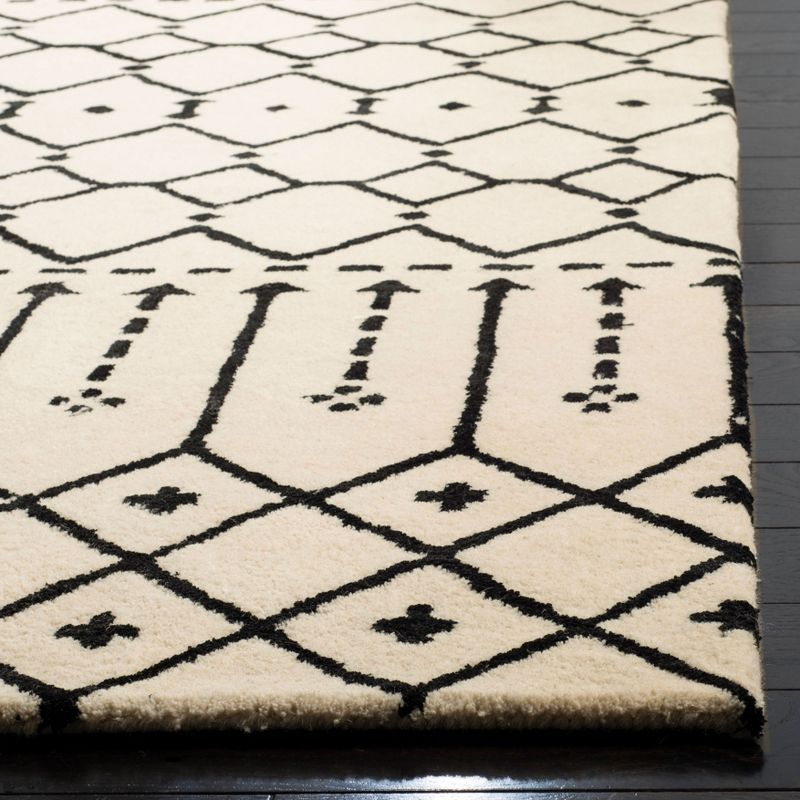 Himalaya HIM903 Handmade Accent Rug - 2'3"x4' - Ivory/Black - Safavieh