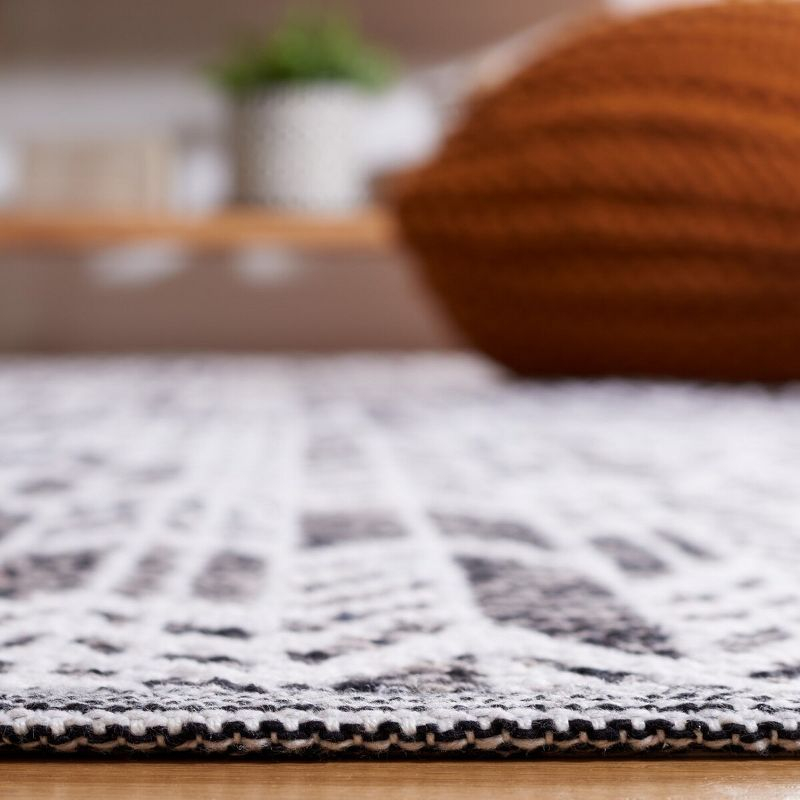 Montauk MTK609 Hand Woven Indoor Accent Rug - Black/Ivory - 3'x5' - Safavieh