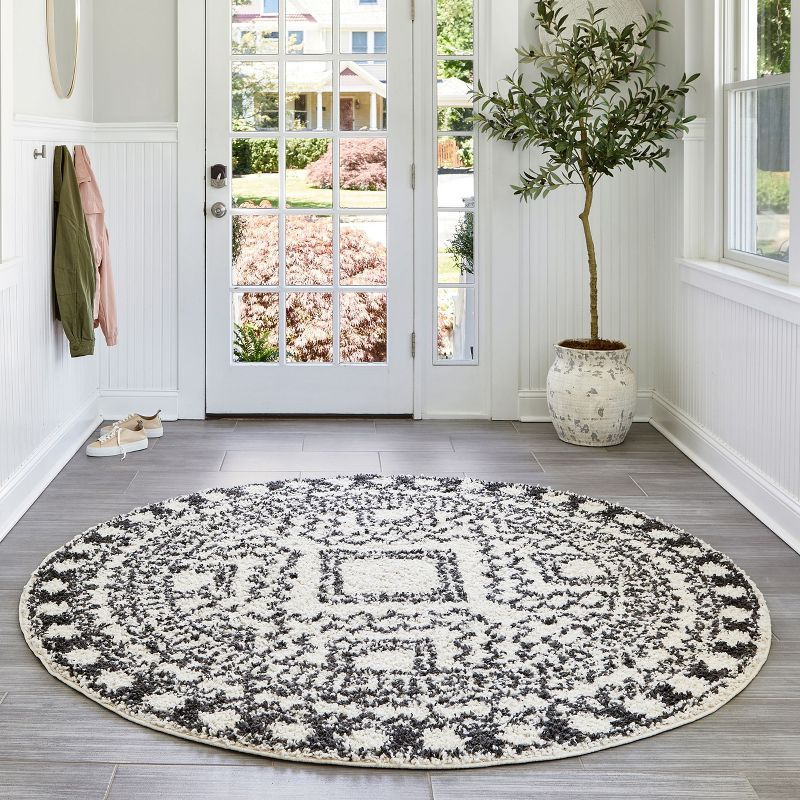 Nuloom Vasiliki Geometric 6 Round Shag Indoor Area Rug for Living Room Bedroom Dining Room Nursery, Off White/Charcoal