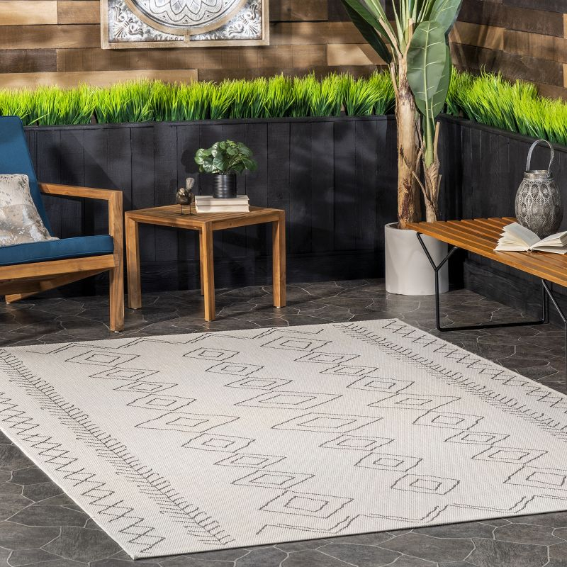 Nuloom Serna Diamond 8x11 Indoor/Outdoor Area Rug for Living Room Patio Deck Front Porch Kitchen, Ivory/Dark Grey