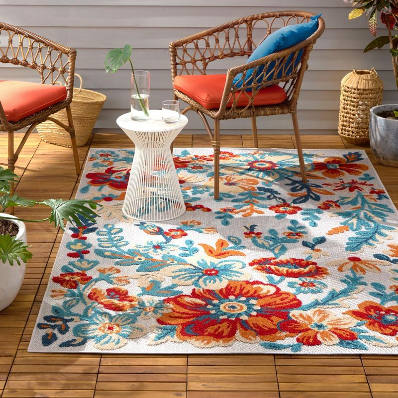 TOWN & COUNTRY EVERYDAY Hibiscus Bloom Modern Floral Indoor Outdoor Area Rug, UV Fade Resistant, High-Low Pile, Ivory/Red/Blue, 5'2"x7'2"