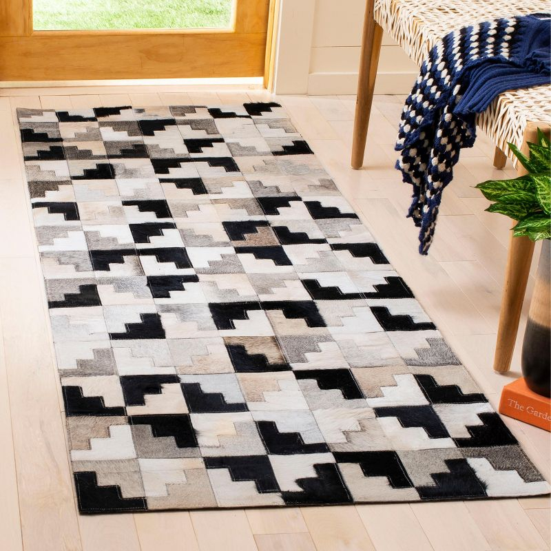 Studio Leather STL172 Hand Woven Runner Rug - Ivory/Black - 2'3"x7' - Safavieh.
