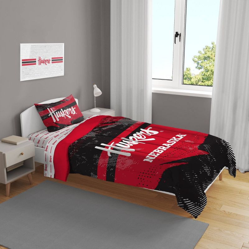 NCAA Nebraska Cornhuskers Slanted Stripe Twin Bedding Set in a Bag - 4pc