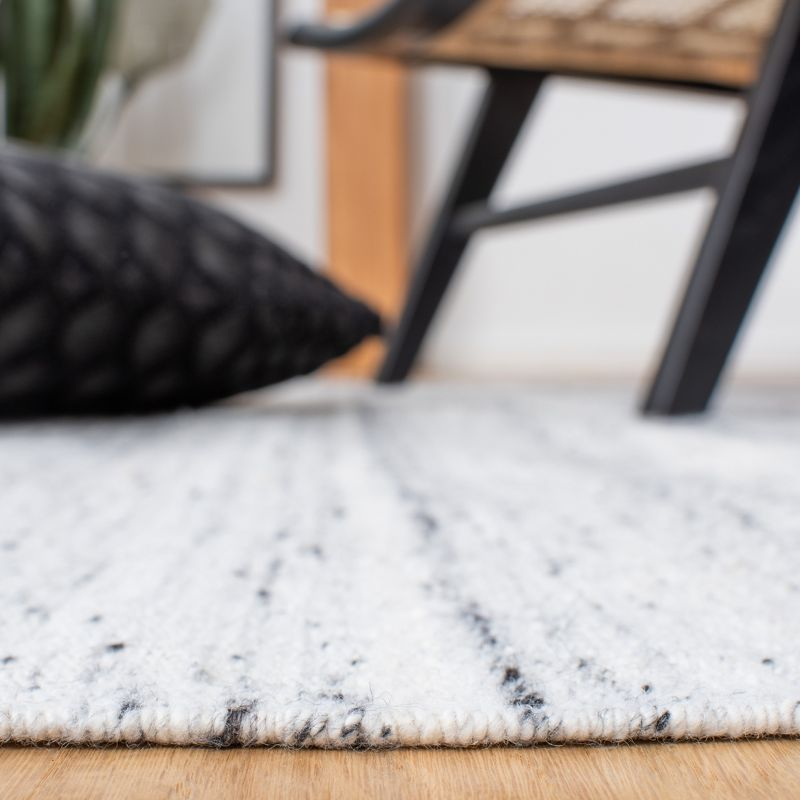 Kilim KLM551 Hand Loomed Area Rug - Ivory/Grey - 5'x8' - Safavieh.