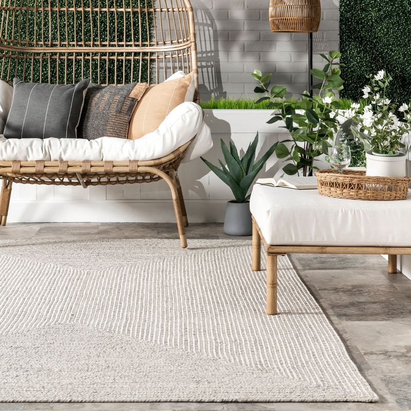Nuloom Wynn Solid Oval 5x8 Indoor/Outdoor Area Rug for Living Room Patio Deck Front Porch Kitchen, Ivory