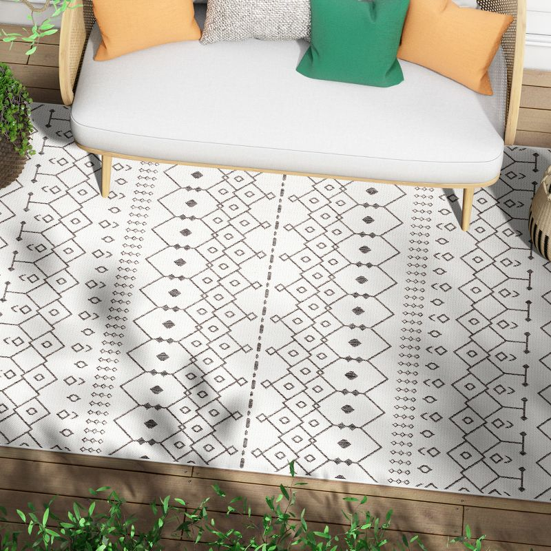 Well Woven Nors Ivory Indoor / Outdoor Flat Weave Pile Nordic Lattice Pattern Area Rug (7'10" x 9'10")