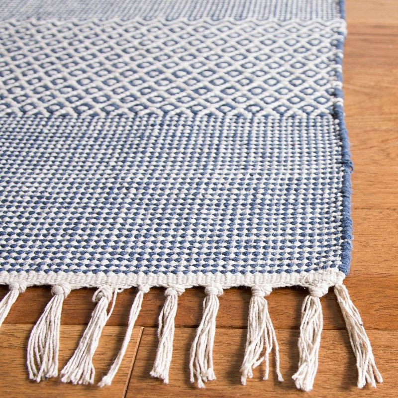 Montauk MTK330 Hand Woven Indoor Accent Rug - Ivory/Navy - 3'x5' - Safavieh.