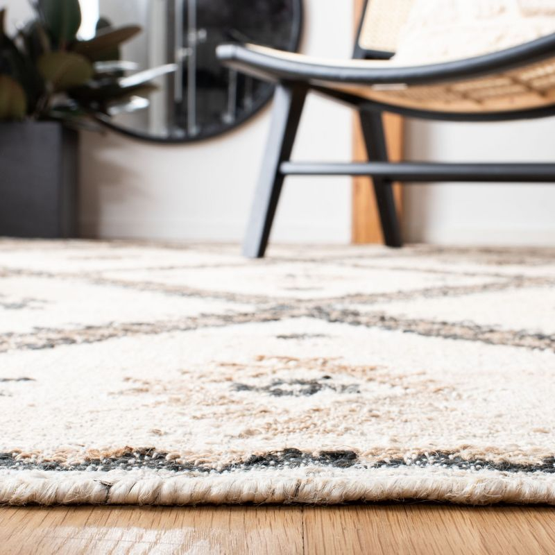 Kilim KLM761 Hand Woven Area Rug - Ivory/Black - 4'x6' - Safavieh.