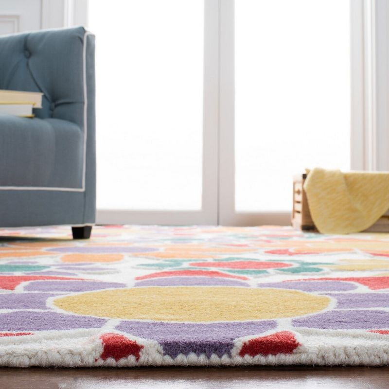 Safavieh Kids SFK923 Hand Tufted Area Rug - Ivory/Gold - 5'x5' - Safavieh.