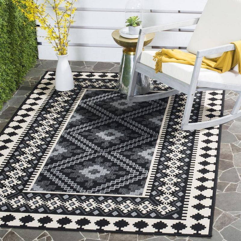 Veranda VER099 Power Loomed Indoor and Outdoor Area Rug - Black/Creme - 5'3"x7'7" - Safavieh.