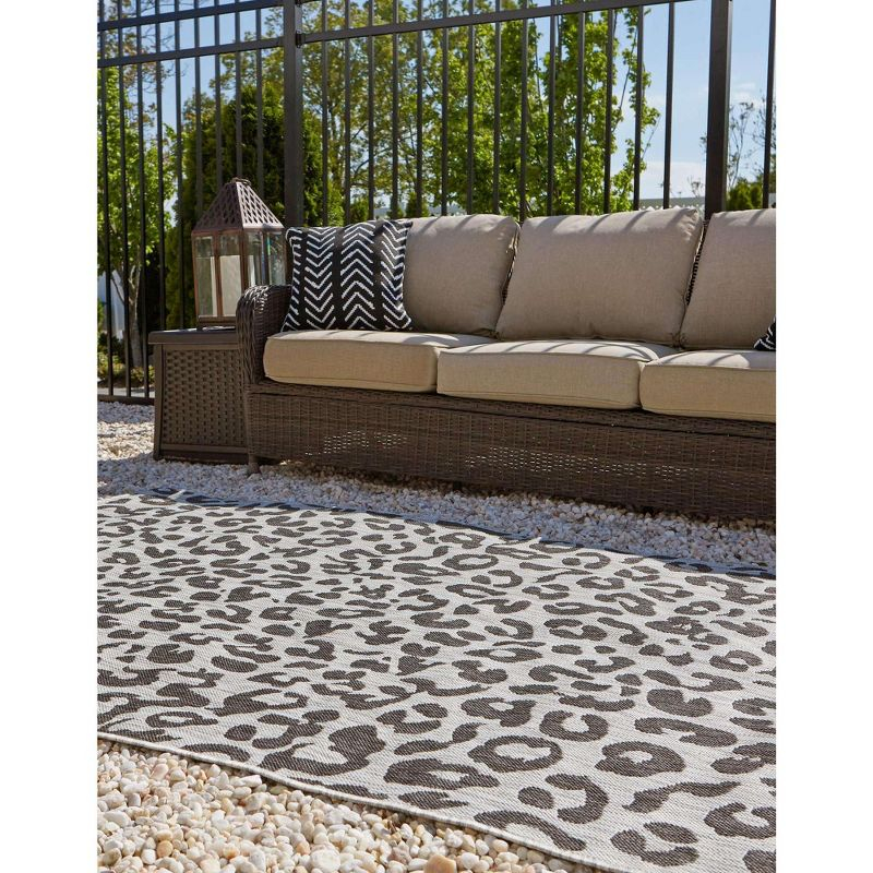 Unique Loom 4' 1 x 6' 1 Rectangle Indoor/Outdoor Safari Light Gray Area Rug