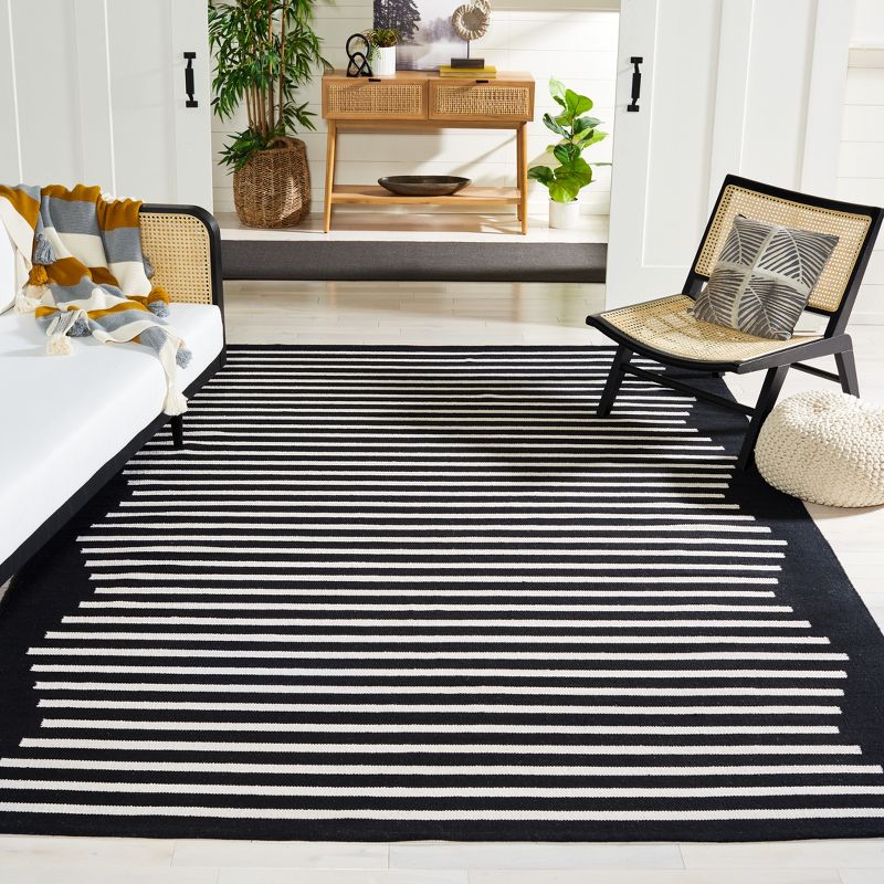 Montauk MTK313 Hand Woven Indoor Area Rug - Black/Ivory - 6'x6' - Safavieh