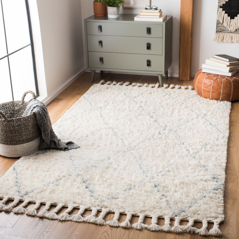 Casablanca CSB951 Hand Tufted Area Rug - Blue/Ivory - 4' X 6' - Safavieh.