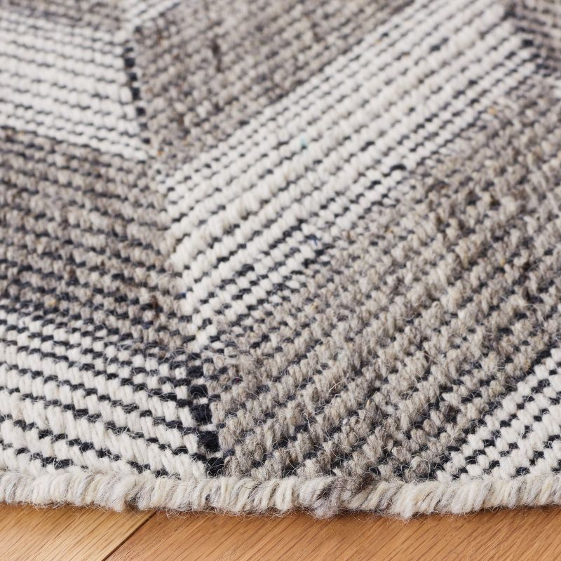 Kilim KLM730 Hand Woven Area Rug - Grey/Ivory - 6' Round - Safavieh.