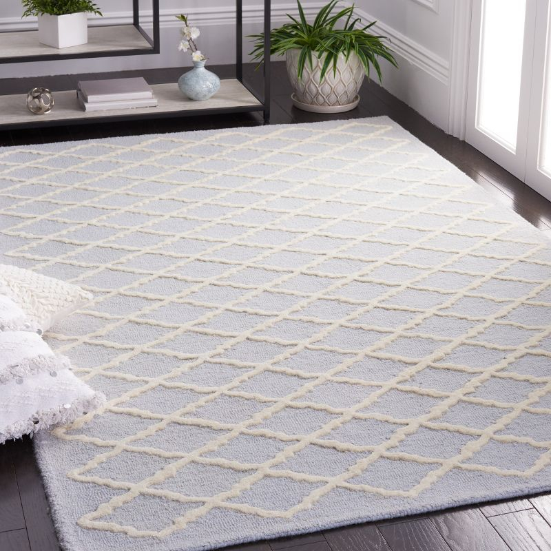 Cambridge CAM137 Tufted Indoor Area Rug - Light Blue/Ivory - 4'x6' - Safavieh