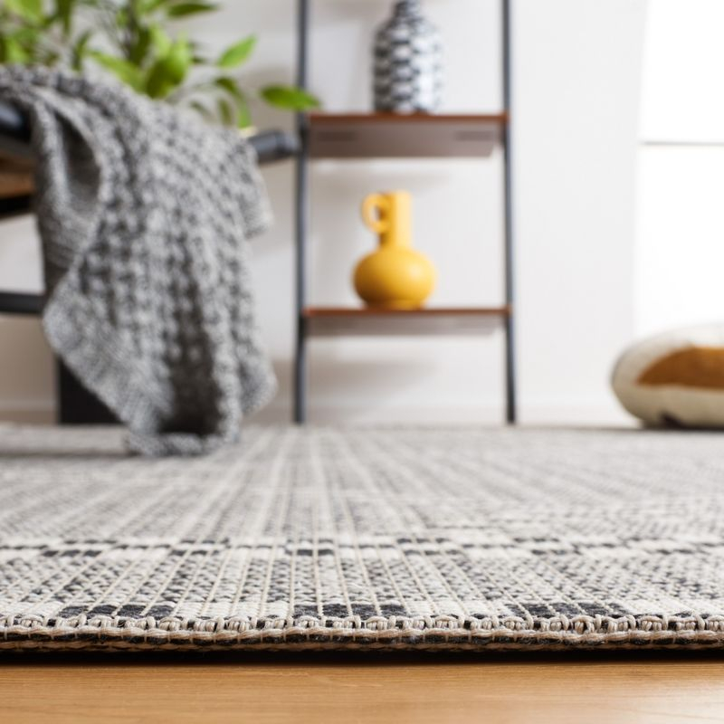 Augustine AGT508 Machine Made Indoor Area Rug - Ivory/Black - 4'x6' - Safavieh