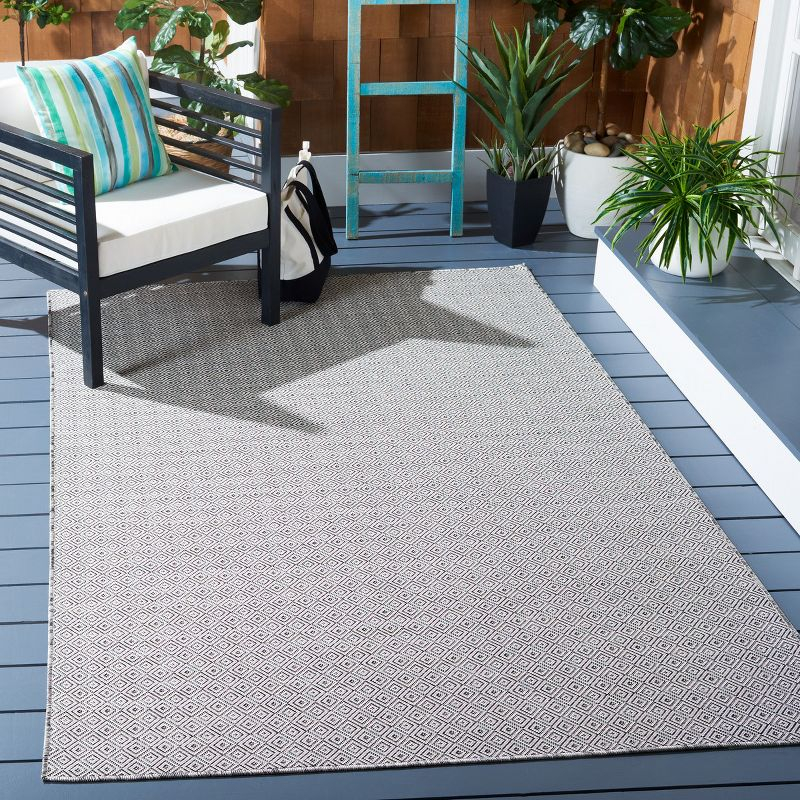 Hampton HTN230 Indoor/Outdoor Machine Made Area Rug - 5'1"x7'6" - Ivory/Black - Safavieh