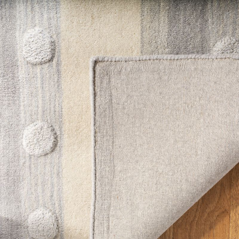 Safavieh Kids SFK801 Hand Loomed Indoor Accent Rug - Grey/Ivory - 3'x5' - Safavieh